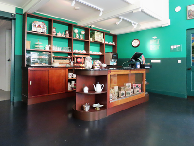 915067 Afbeelding van de ontvangstbalie van het Nederlands Volksbuurtmuseum (Waterstraat 27-29) in Wijk C te Utrecht.